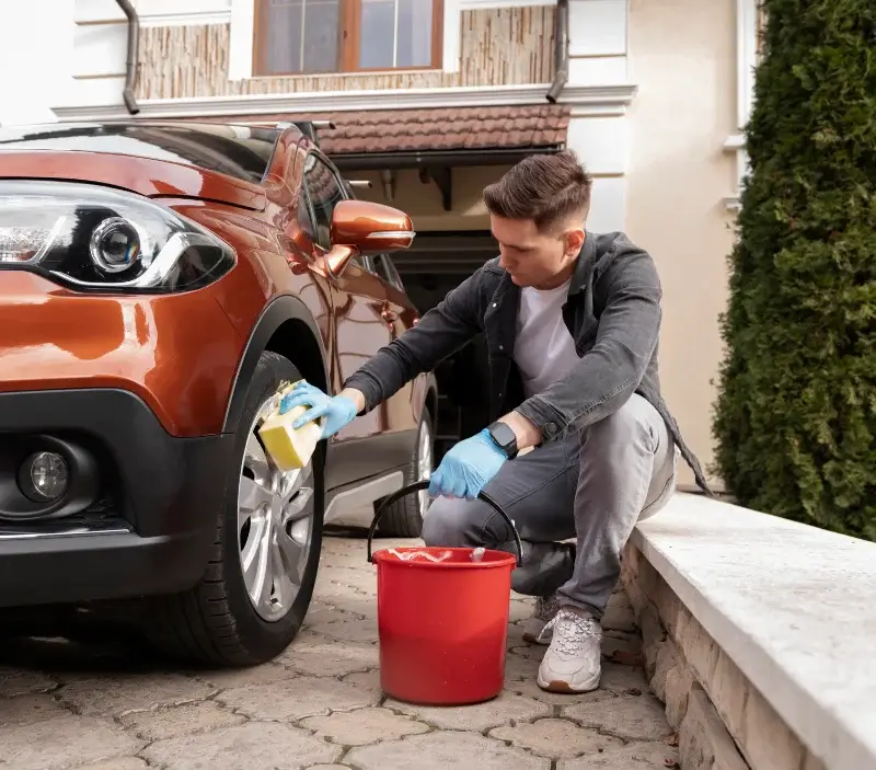 Lavage auto à domicile Dampierre-en-Yvelines : professionnel intervenant sur un véhicule